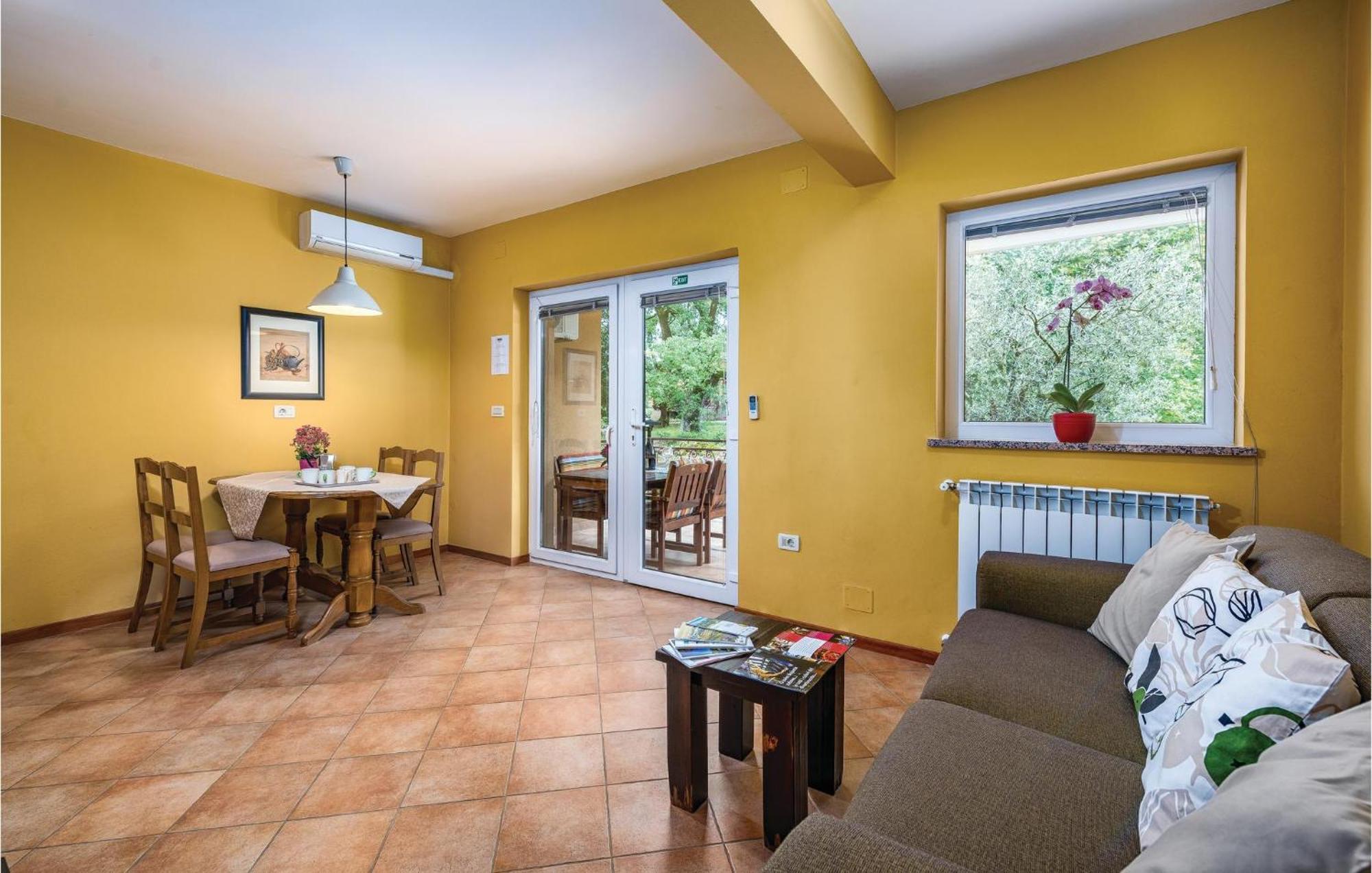Stunning Apartment In Umag With Wifi Exterior photo