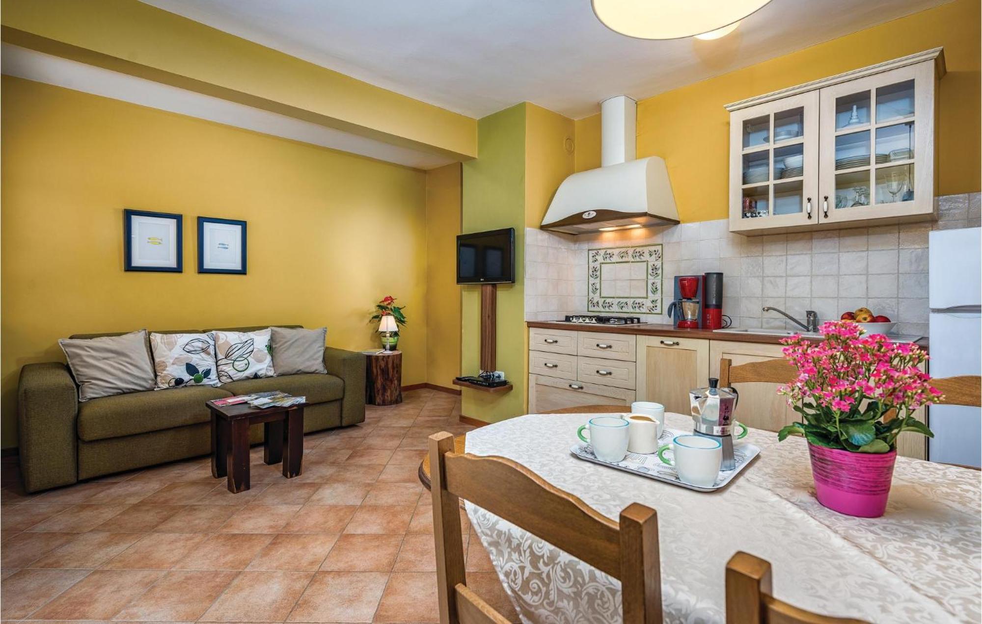 Stunning Apartment In Umag With Wifi Exterior photo