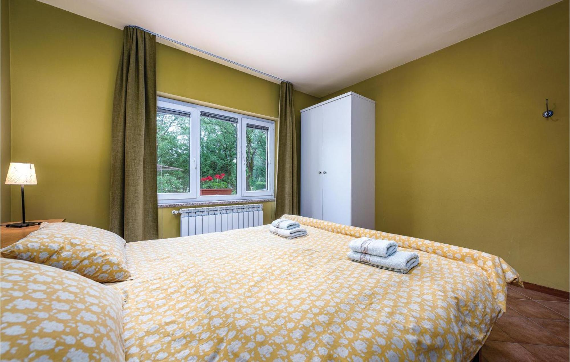 Stunning Apartment In Umag With Wifi Exterior photo